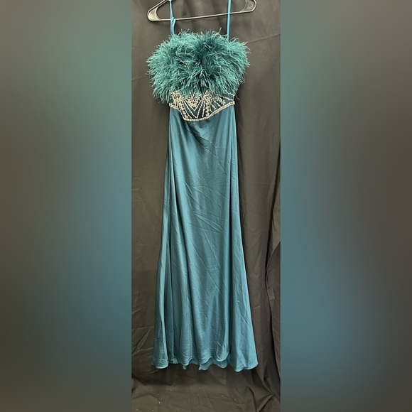 MAC DUGGAL 11686 NWT Strapless Feather Rhinestone Detailed Gown - Picture 4 of 9